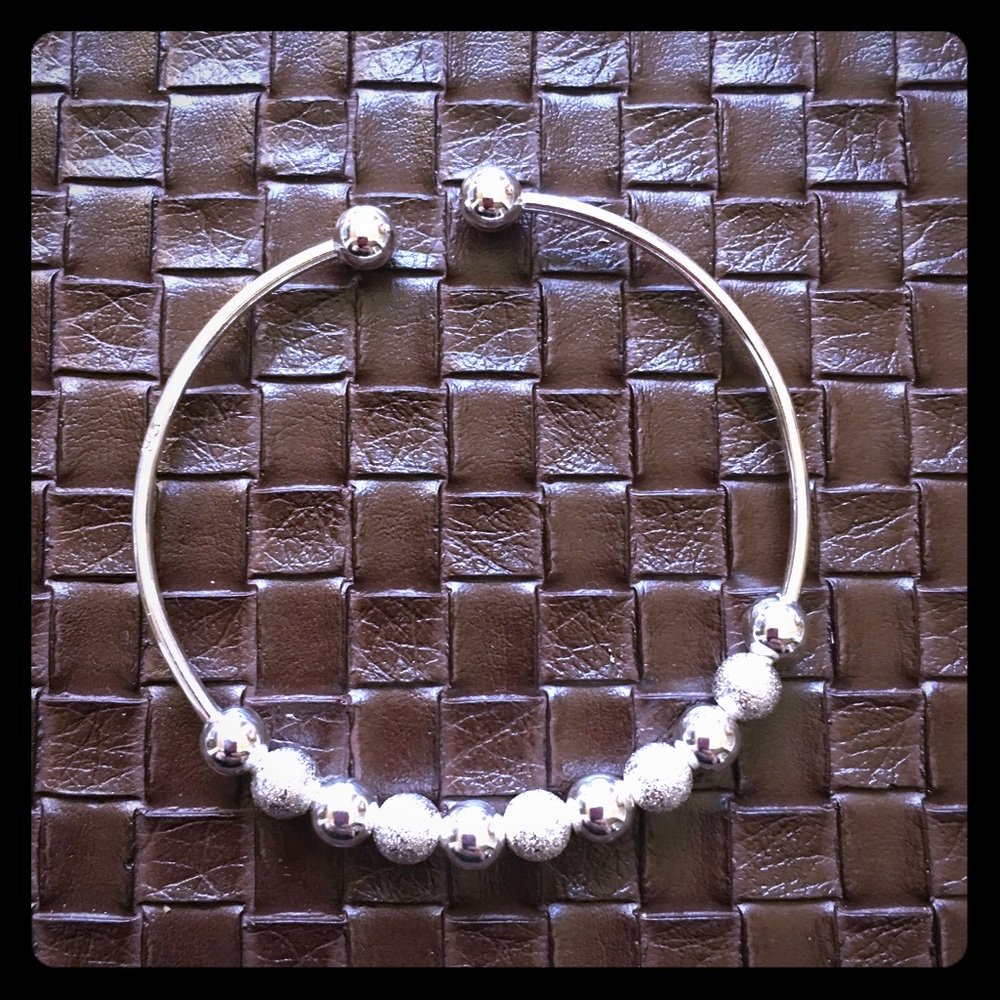NWT pretty Silver beaded bangle