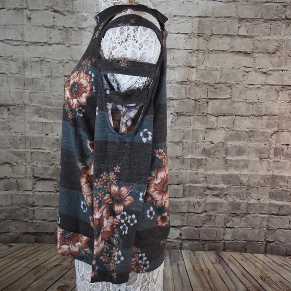 Floral Cold Shoulder turquoise and Gray Top - Picture 6 of 8