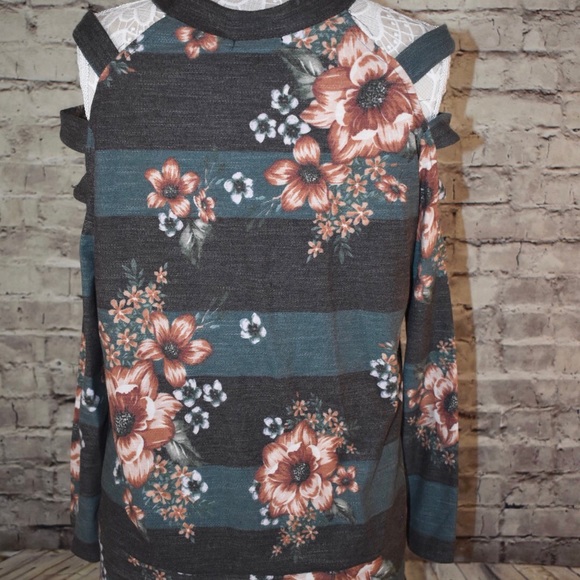 Floral Cold Shoulder turquoise and Gray Top - Picture 7 of 8