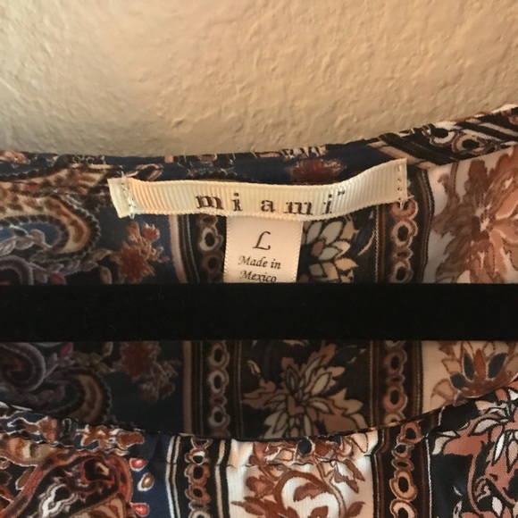 BUNDLE! Patterned Top and Oversized Scarf - Picture 4 of 5