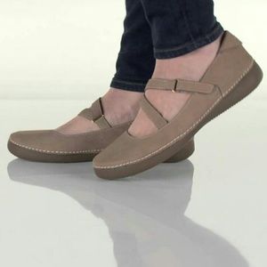 Vionic Judith cross strap flats