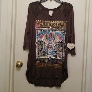 Green graphic quarter sleeve top.