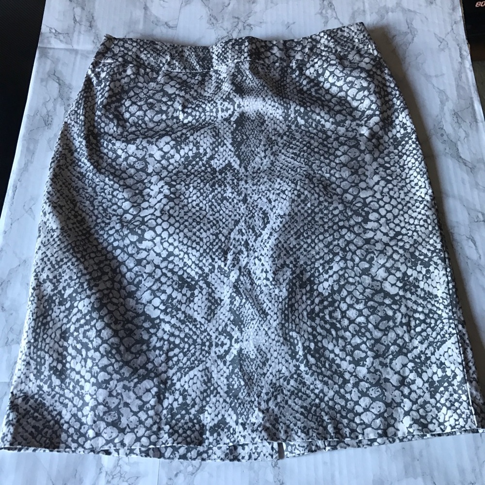 NY & Co. Grey Snakeskin print pencil skirt
