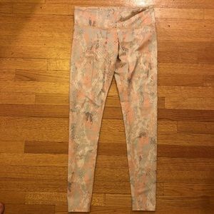 ALO LEGGINGS !!! HARDLY WORN, AMAZING CONDITION