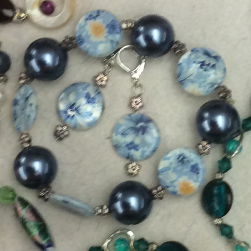 Blue floral bead bracelet & matching earrings.
