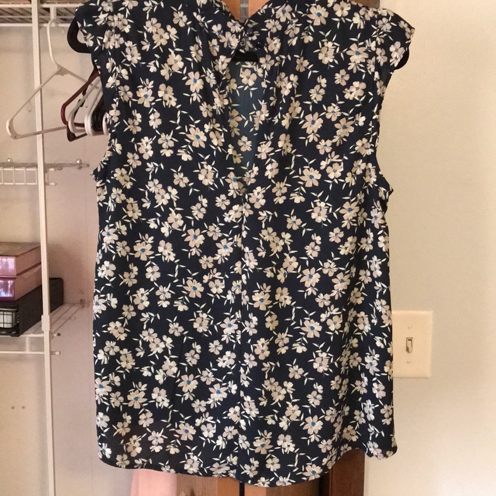 Large blouse - Picture 2 of 2