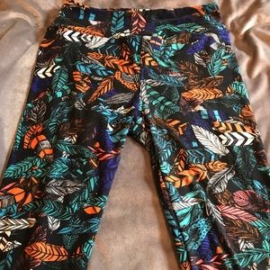 EUC Lularoe feather leggings OS
