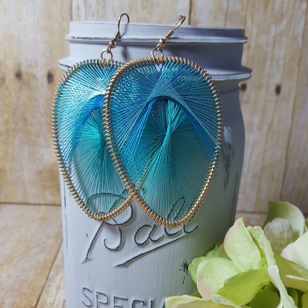 Dangle earrings. Blue threaded detail. Gold.