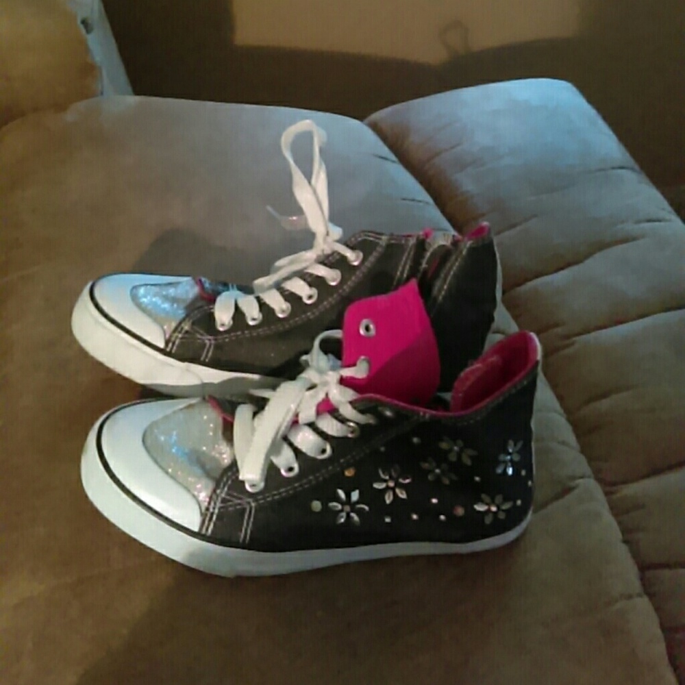 Girls size four high top tennis shoes