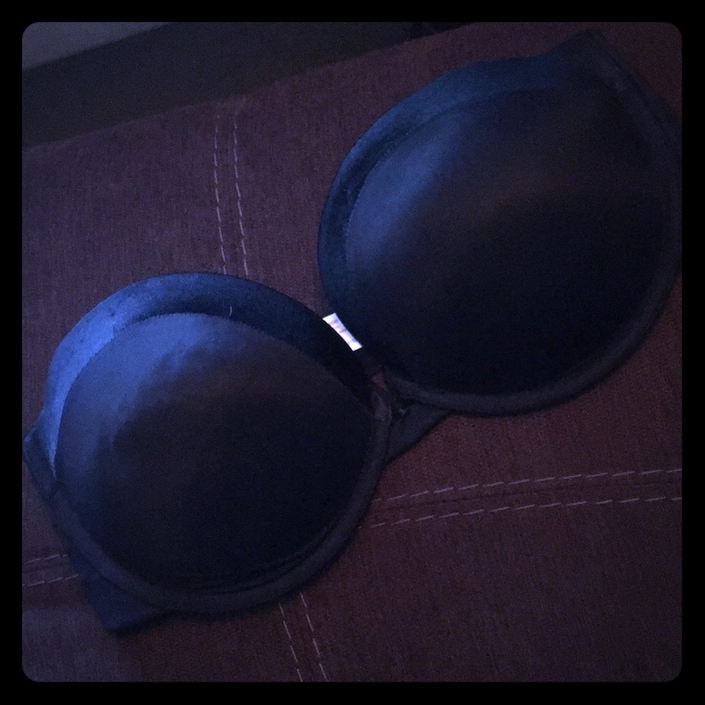 Strapless black push-up bra