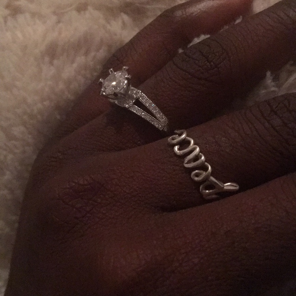 18K White Gold & Cubic Zirconia Ring - Picture 3 of 5