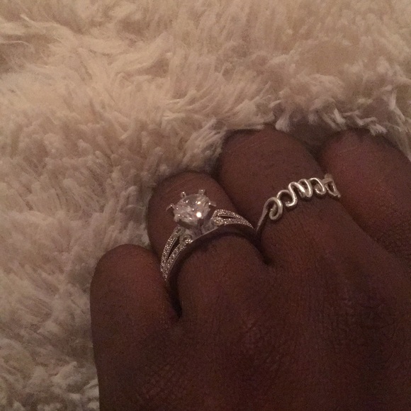 18K White Gold & Cubic Zirconia Ring - Picture 4 of 5