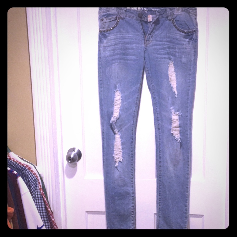 NWOT Destructed skinny jeans. JUNIORS Size 9