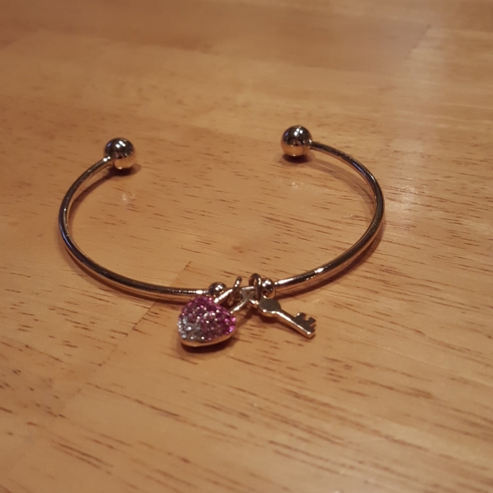 NWOT Heart & Key Jewel Bangle