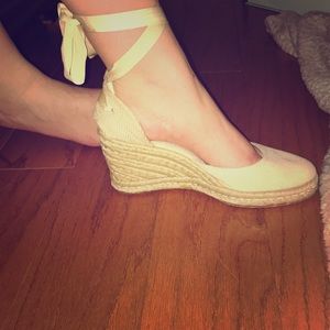 Tommy Hilfiger straw open toe shoe