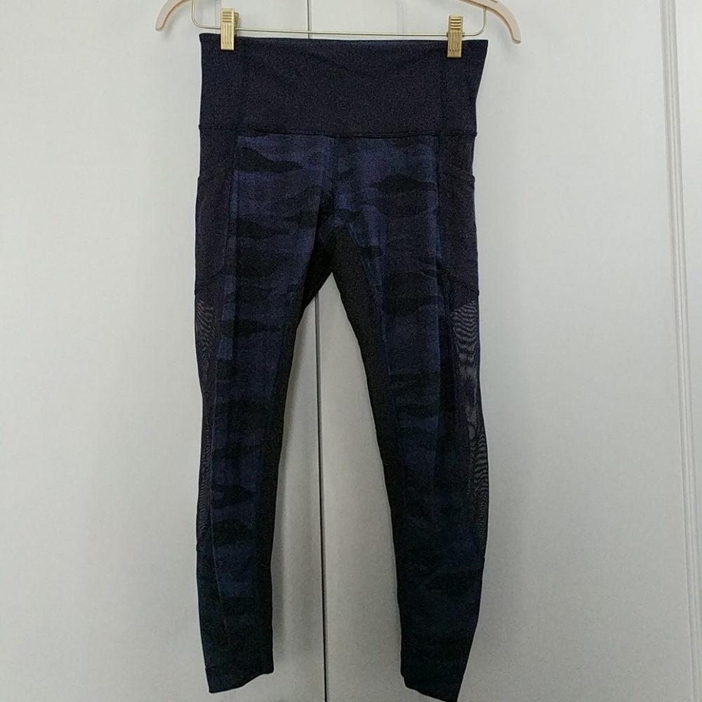 VGUC Seek the heat Navy Camo lululemon leggings