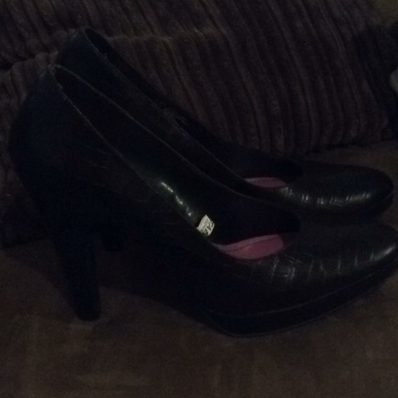 4 inch heels 1/2 inch platform very stylish - Picture 2 of 2