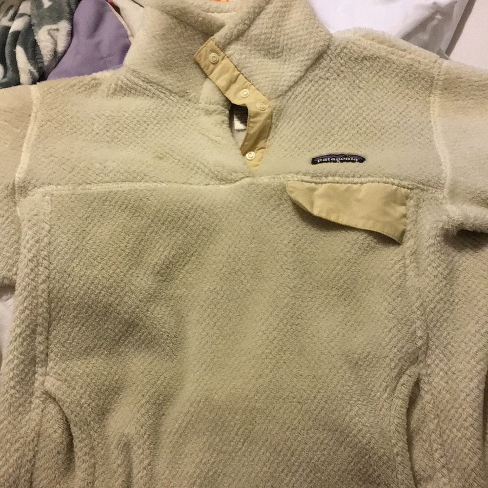 White fleece Patagonia pull over
