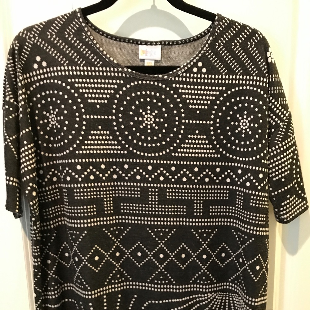 EUC. Lularoe IRMA tee grey with pattern size XXS