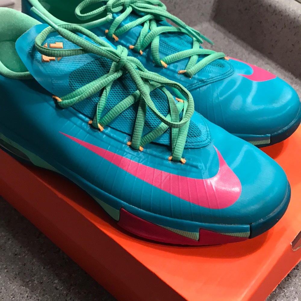 KD VI shoes size 7Y equivalent to women's 8.5