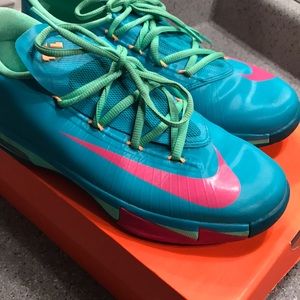 KD VI shoes size 7Y equivalent to women's 8.5