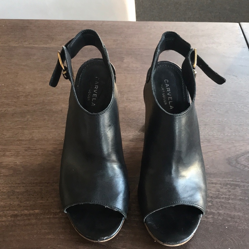 Black sandals with a 3.5 inch heal