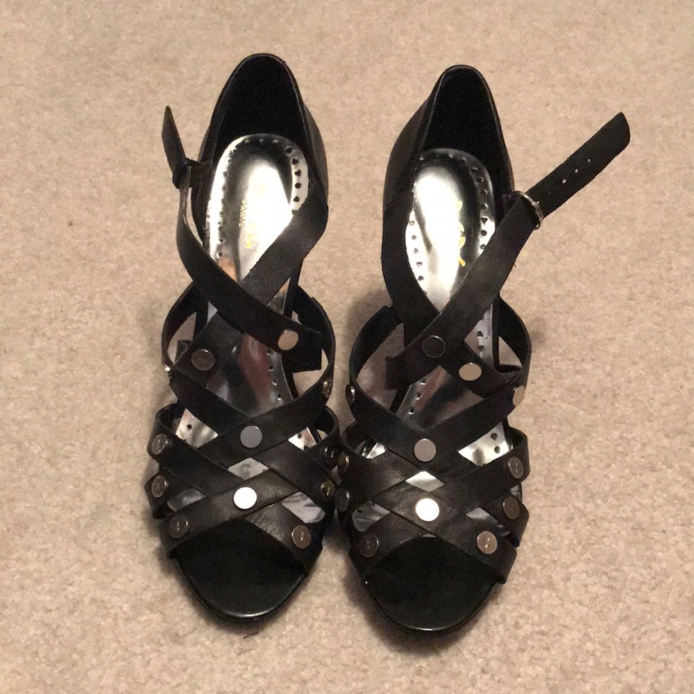 ♥️ Black strappy heels!