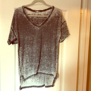 V-neck grey shirt long in back