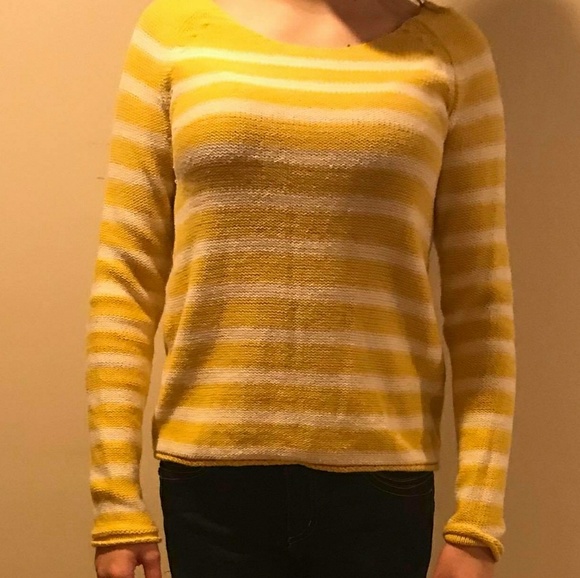 🎉Bundle All 4 Sweaters For $25🎉 - Picture 2 of 4