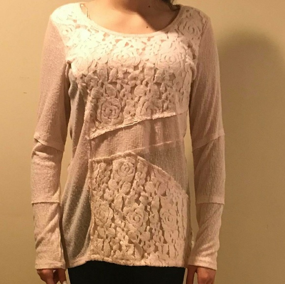 🎉Bundle All 4 Sweaters For $25🎉 - Picture 3 of 4