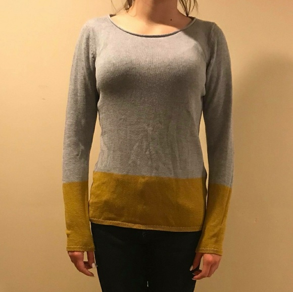 🎉Bundle All 4 Sweaters For $25🎉 - Picture 4 of 4