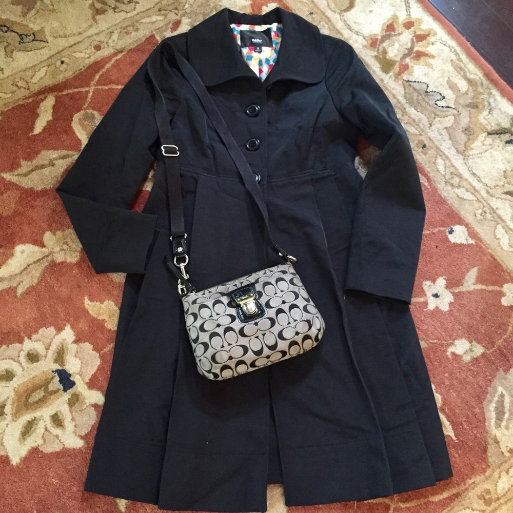 Mossino black coat.