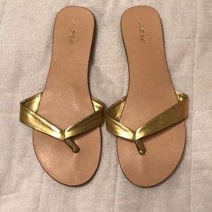 Gold Flip Flops 💛