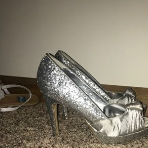 Women's Nine & Co size 8 Silver Glitter 4 in Heel