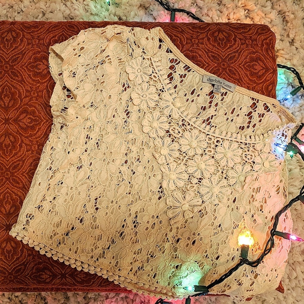 Floral lace crop.