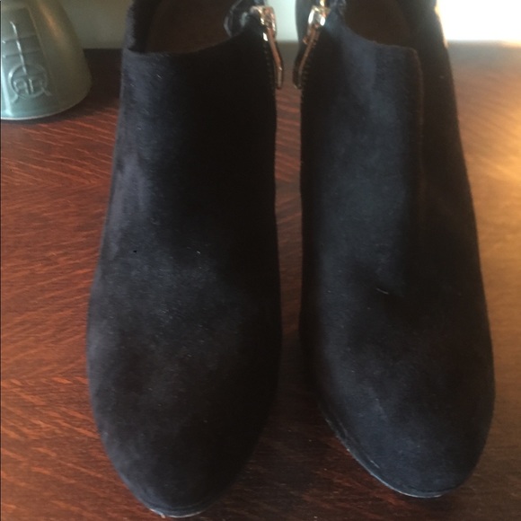 Vince Camuto black ankle boots. - Picture 3 of 5