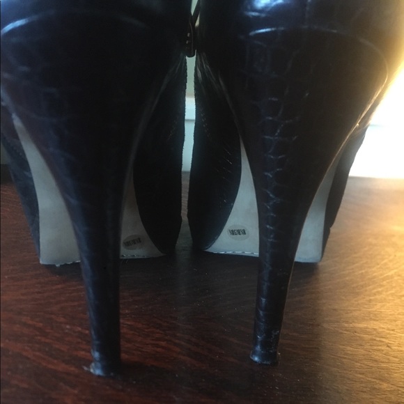 Vince Camuto black ankle boots. - Picture 4 of 5