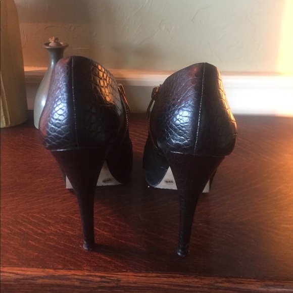 Vince Camuto black ankle boots. - Picture 5 of 5