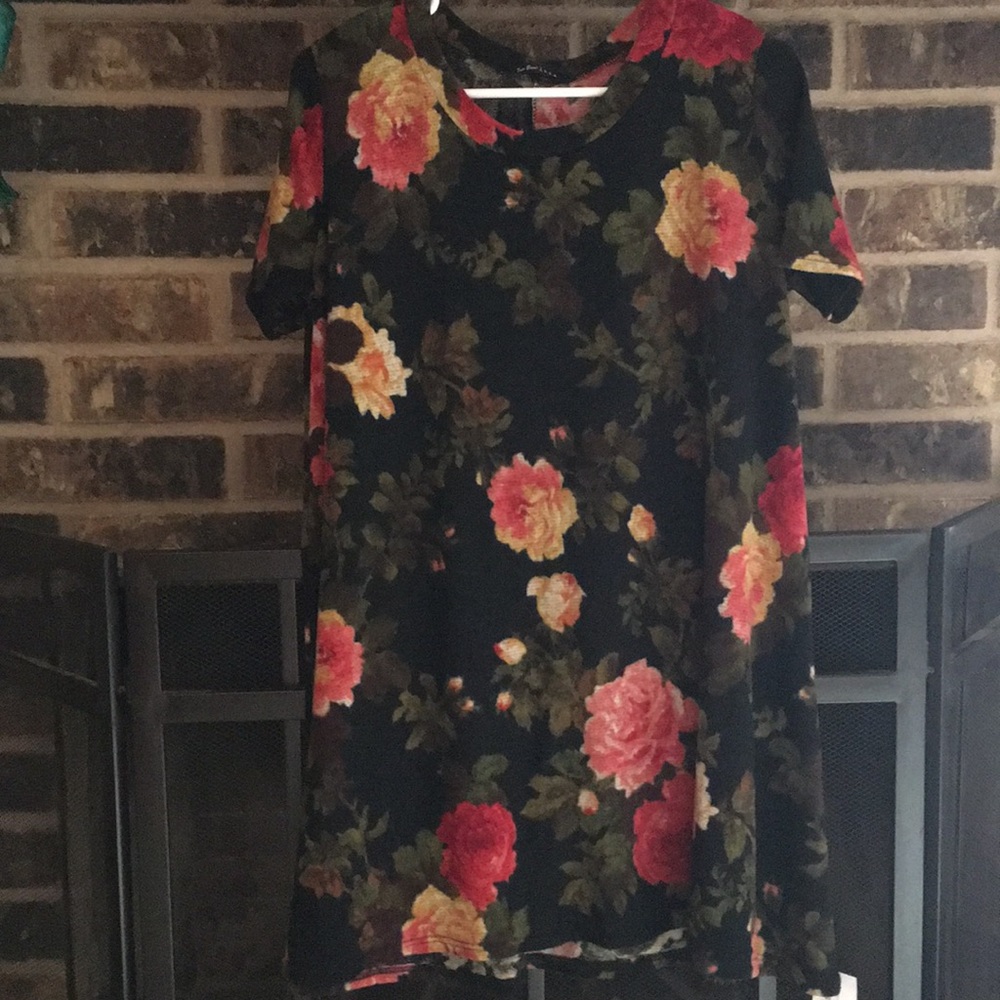 Floral short sleeve top! 💐💐