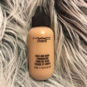 MAC-face and body foundation
