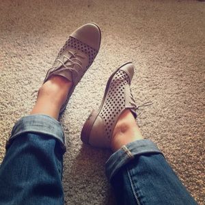 ESPRIT perforated oxfords size 6