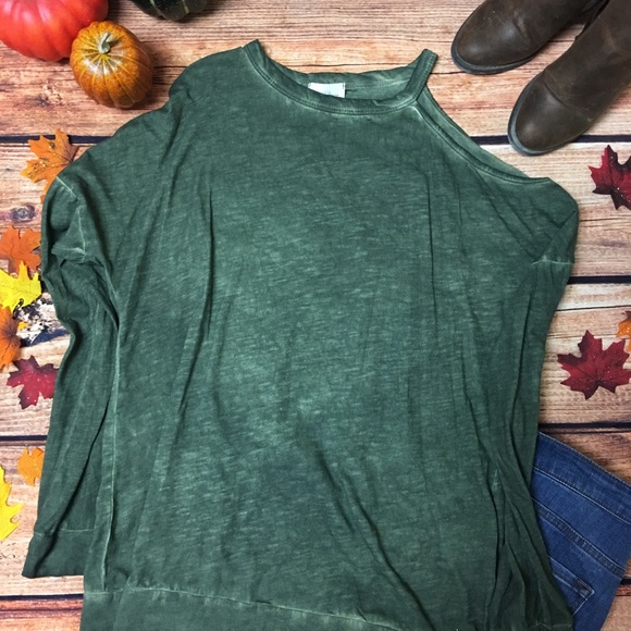 MAKE OFFER ❤️ Green shoulder cut-out top - Picture 2 of 2