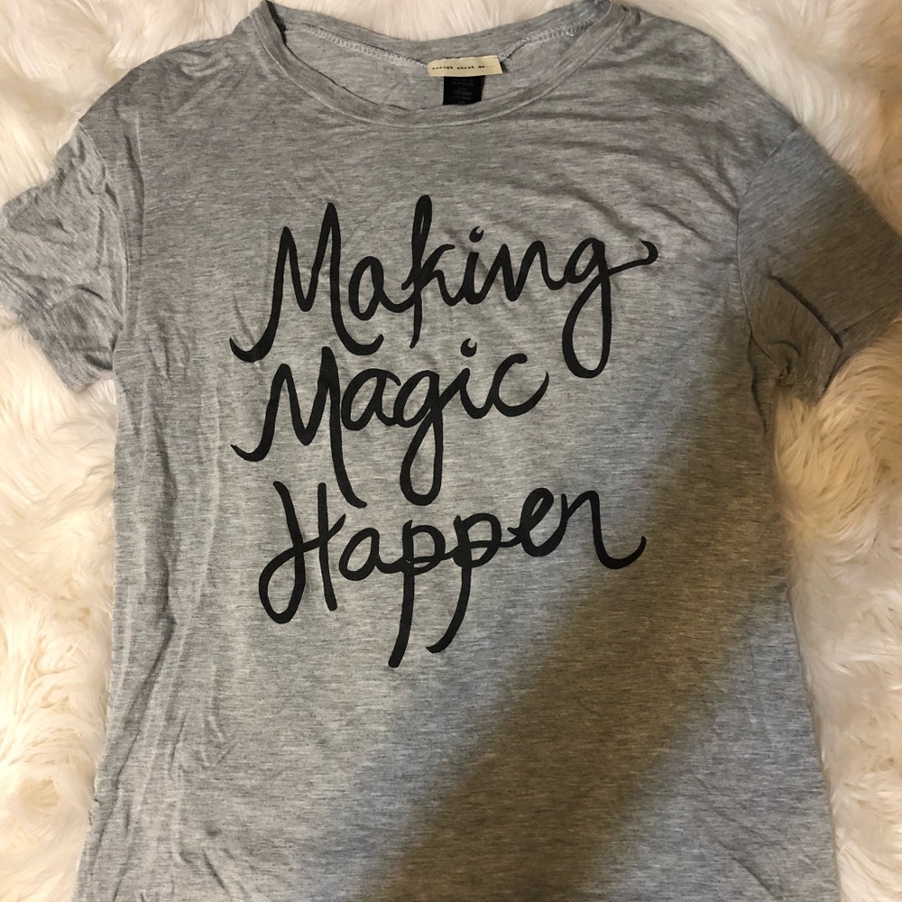 ‼️PRICE DROP!!‼️✨ Cute Graphic T Shirt! ✨