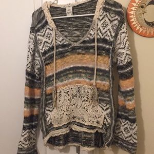2/20$ Beautiful sweater with lace hood