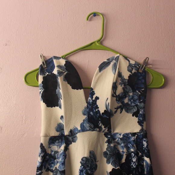 ❌SOLD❌ Lulus Strapless Blue Floral Dress - Picture 4 of 7