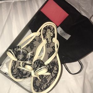 Valentino Garavani Lace Bow Flip flops