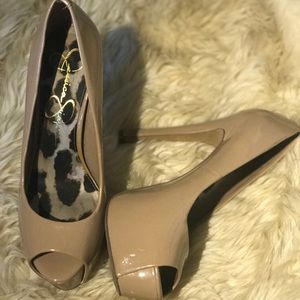 Jessica simpsons peep toe pumps