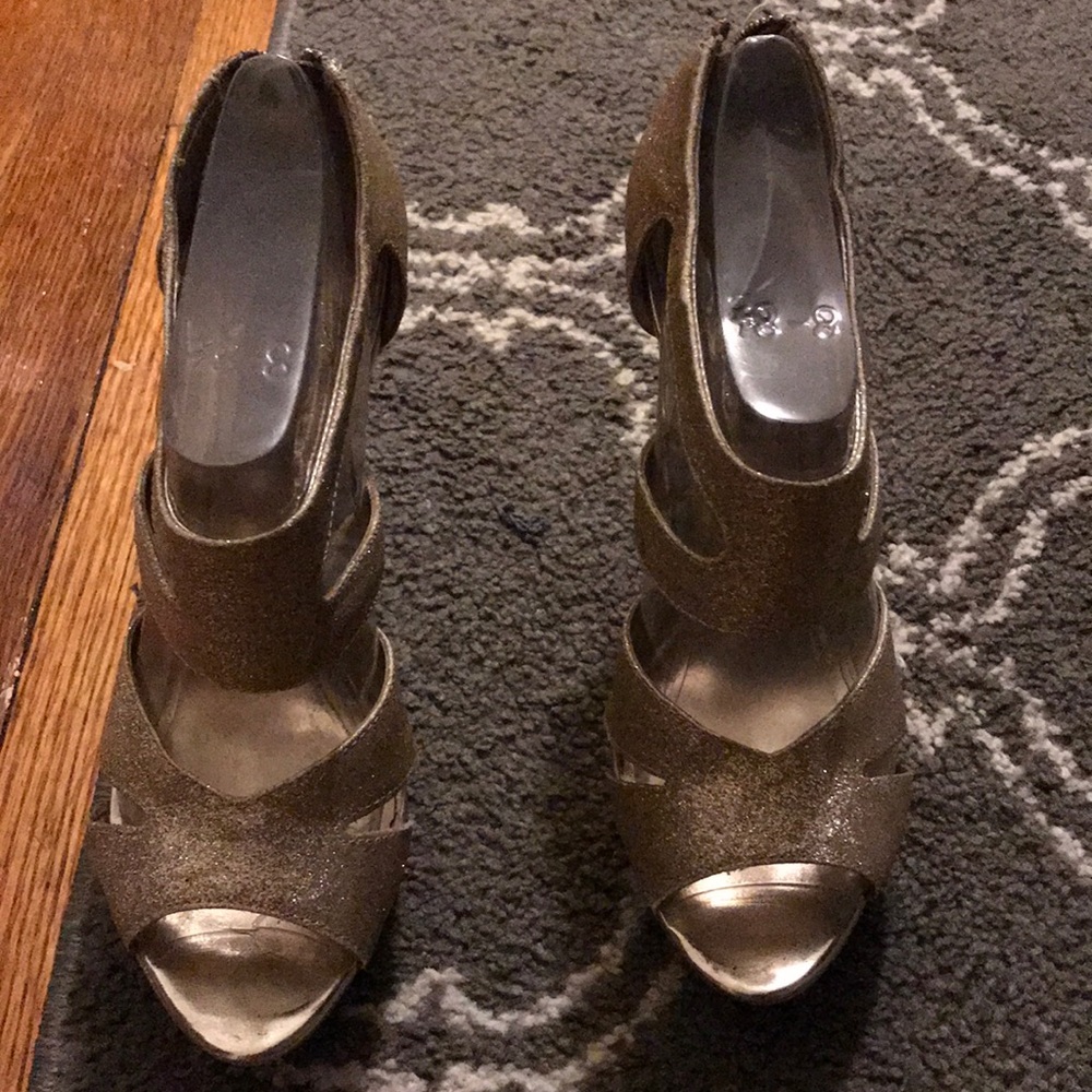 Steve Madden size 8 gold heels