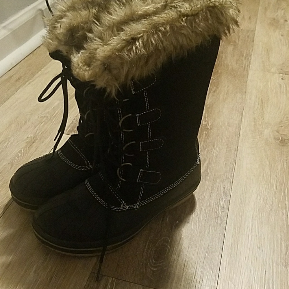 Black winter boots, size 6