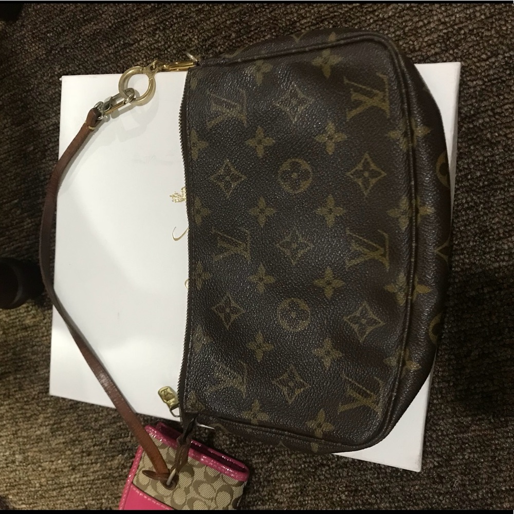 Luis Vuitton small shoulder bag